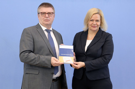 Bundespressekonferenz Vorstellung des Verfassungsschutzberichts 2021 in Berlin