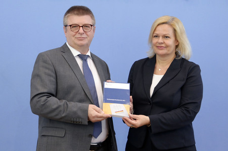Bundespressekonferenz Vorstellung des Verfassungsschutzberichts 2021 in Berlin