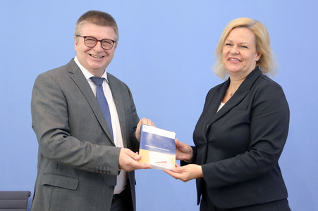 Bundespressekonferenz Vorstellung des Verfassungsschutzberichts 2021 in Berlin