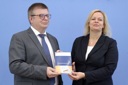 Bundespressekonferenz Vorstellung des Verfassungsschutzberichts 2021 in Berlin