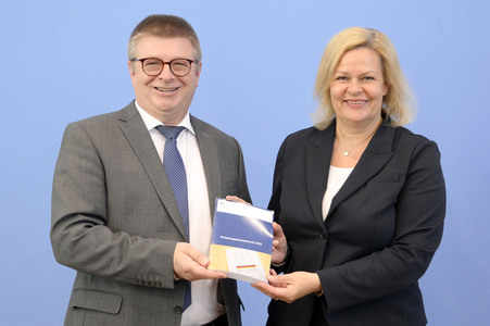 Bundespressekonferenz Vorstellung des Verfassungsschutzberichts 2021 in Berlin