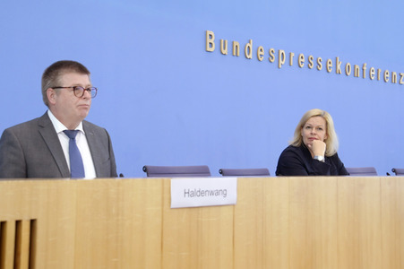 Bundespressekonferenz Vorstellung des Verfassungsschutzberichts 2021 in Berlin