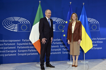Fototermin mit Micheál Martin und Roberta Metsola im EU-Parlament in Straßburg