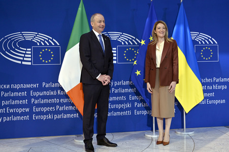 Fototermin mit Micheál Martin und Roberta Metsola im EU-Parlament in Straßburg