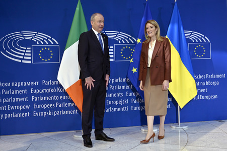 Fototermin mit Micheál Martin und Roberta Metsola im EU-Parlament in Straßburg