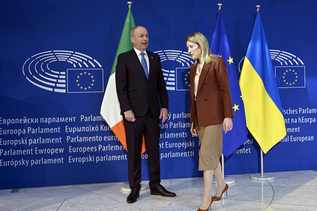 Fototermin mit Micheál Martin und Roberta Metsola im EU-Parlament in Straßburg