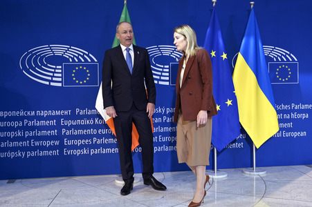 Fototermin mit Micheál Martin und Roberta Metsola im EU-Parlament in Straßburg