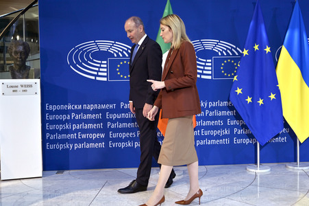 Fototermin mit Micheál Martin und Roberta Metsola im EU-Parlament in Straßburg