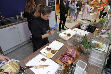 Stars kochen für den Guten Zweck - Charity-Koch-Challenge in Hamburg