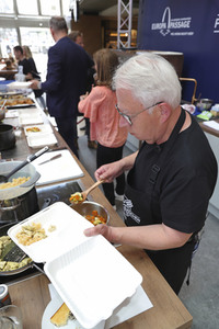 Stars kochen für den Guten Zweck - Charity-Koch-Challenge in Hamburg