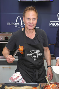 Stars kochen für den Guten Zweck - Charity-Koch-Challenge in Hamburg