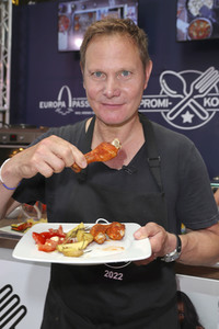 Stars kochen für den Guten Zweck - Charity-Koch-Challenge in Hamburg