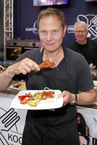 Stars kochen für den Guten Zweck - Charity-Koch-Challenge in Hamburg