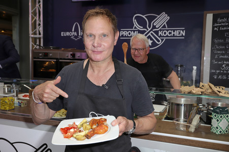 Stars kochen für den Guten Zweck - Charity-Koch-Challenge in Hamburg