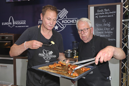 Stars kochen für den Guten Zweck - Charity-Koch-Challenge in Hamburg
