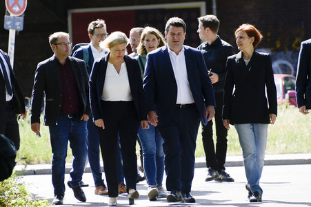 Nancy Faeser und Hubertus Heil beim Besuch der Gemeinschaftsunterkunft für Geflüchtete in Berlin