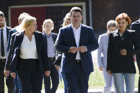 Nancy Faeser und Hubertus Heil beim Besuch der Gemeinschaftsunterkunft für Geflüchtete in Berlin