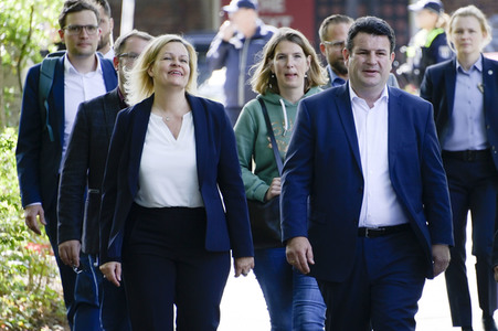 Nancy Faeser und Hubertus Heil beim Besuch der Gemeinschaftsunterkunft für Geflüchtete in Berlin