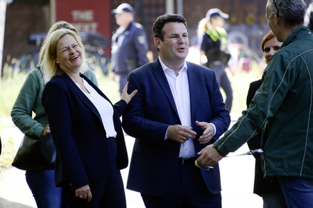 Nancy Faeser und Hubertus Heil beim Besuch der Gemeinschaftsunterkunft für Geflüchtete in Berlin