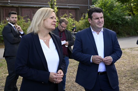 Nancy Faeser und Hubertus Heil beim Besuch der Gemeinschaftsunterkunft für Geflüchtete in Berlin