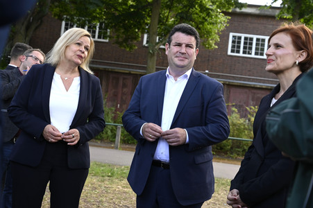 Nancy Faeser und Hubertus Heil beim Besuch der Gemeinschaftsunterkunft für Geflüchtete in Berlin