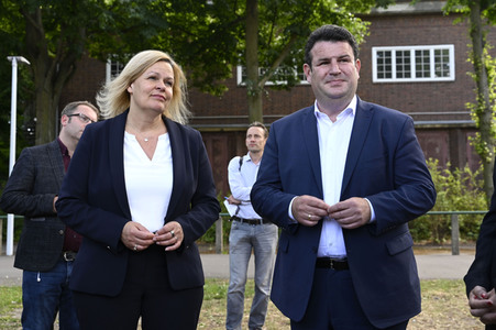 Nancy Faeser und Hubertus Heil beim Besuch der Gemeinschaftsunterkunft für Geflüchtete in Berlin