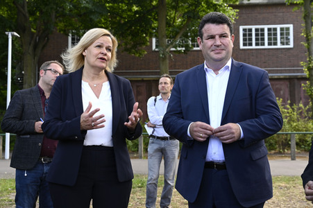 Nancy Faeser und Hubertus Heil beim Besuch der Gemeinschaftsunterkunft für Geflüchtete in Berlin