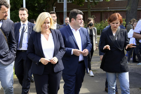 Nancy Faeser und Hubertus Heil beim Besuch der Gemeinschaftsunterkunft für Geflüchtete in Berlin