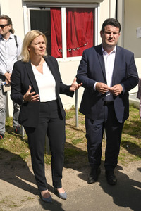 Nancy Faeser und Hubertus Heil beim Besuch der Gemeinschaftsunterkunft für Geflüchtete in Berlin