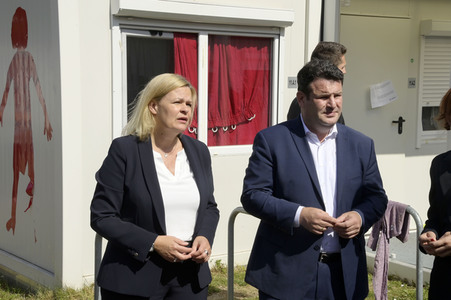 Nancy Faeser und Hubertus Heil beim Besuch der Gemeinschaftsunterkunft für Geflüchtete in Berlin