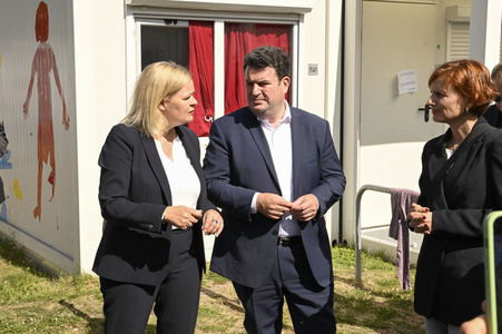 Nancy Faeser und Hubertus Heil beim Besuch der Gemeinschaftsunterkunft für Geflüchtete in Berlin