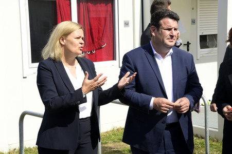 Nancy Faeser und Hubertus Heil beim Besuch der Gemeinschaftsunterkunft für Geflüchtete in Berlin