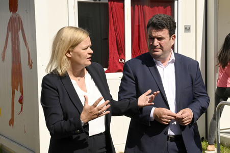 Nancy Faeser und Hubertus Heil beim Besuch der Gemeinschaftsunterkunft für Geflüchtete in Berlin