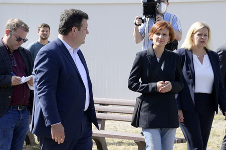 Nancy Faeser und Hubertus Heil beim Besuch der Gemeinschaftsunterkunft für Geflüchtete in Berlin