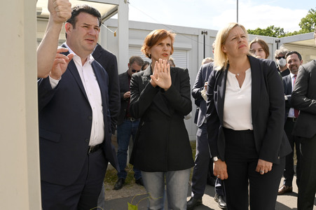 Nancy Faeser und Hubertus Heil beim Besuch der Gemeinschaftsunterkunft für Geflüchtete in Berlin