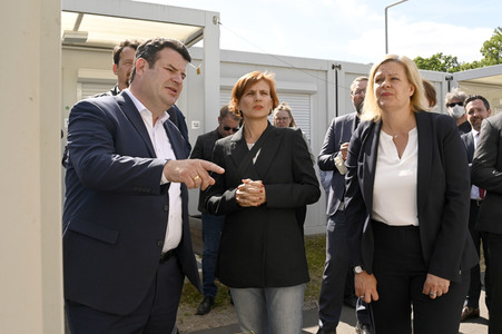 Nancy Faeser und Hubertus Heil beim Besuch der Gemeinschaftsunterkunft für Geflüchtete in Berlin