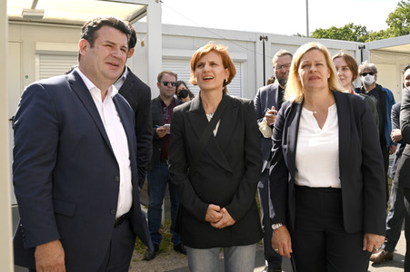 Nancy Faeser und Hubertus Heil beim Besuch der Gemeinschaftsunterkunft für Geflüchtete in Berlin
