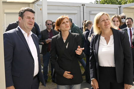 Nancy Faeser und Hubertus Heil beim Besuch der Gemeinschaftsunterkunft für Geflüchtete in Berlin