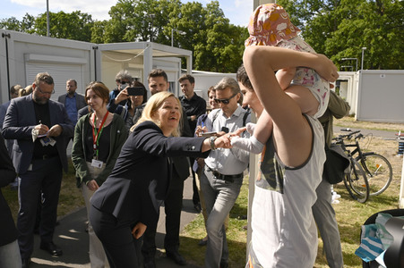 Nancy Faeser und Hubertus Heil beim Besuch der Gemeinschaftsunterkunft für Geflüchtete in Berlin