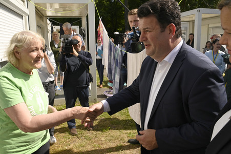 Nancy Faeser und Hubertus Heil beim Besuch der Gemeinschaftsunterkunft für Geflüchtete in Berlin