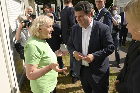 Nancy Faeser und Hubertus Heil beim Besuch der Gemeinschaftsunterkunft für Geflüchtete in Berlin