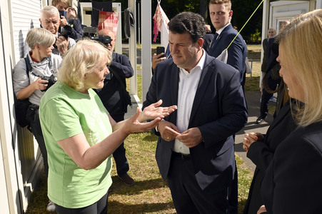Nancy Faeser und Hubertus Heil beim Besuch der Gemeinschaftsunterkunft für Geflüchtete in Berlin