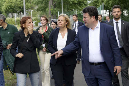 Nancy Faeser und Hubertus Heil beim Besuch der Gemeinschaftsunterkunft für Geflüchtete in Berlin