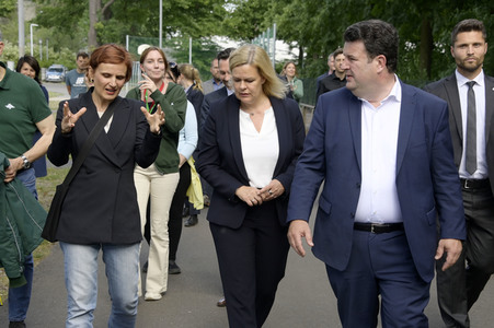 Nancy Faeser und Hubertus Heil beim Besuch der Gemeinschaftsunterkunft für Geflüchtete in Berlin