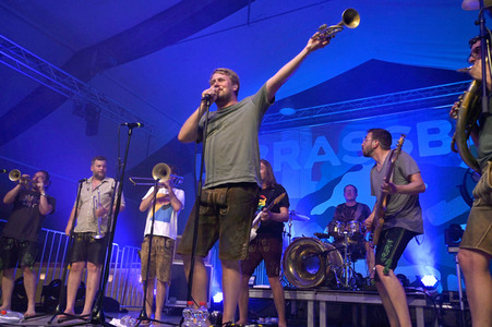 Konzert von LaBrassBanda in Eggenfelden