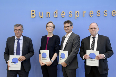 Bundespressekonferenz Friedensgutachten 2022 in Berlin