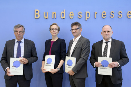 Bundespressekonferenz Friedensgutachten 2022 in Berlin