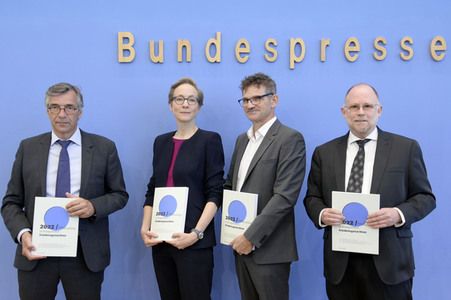 Bundespressekonferenz Friedensgutachten 2022 in Berlin