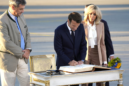 Ankunft von Präsident Macron in München