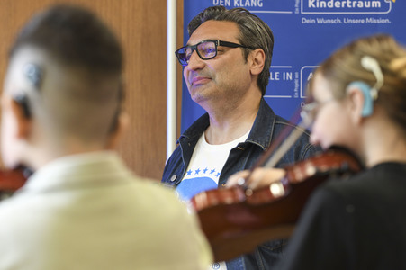 Mousse T. besucht die Hartwig-Claußen-Schule in Hannover